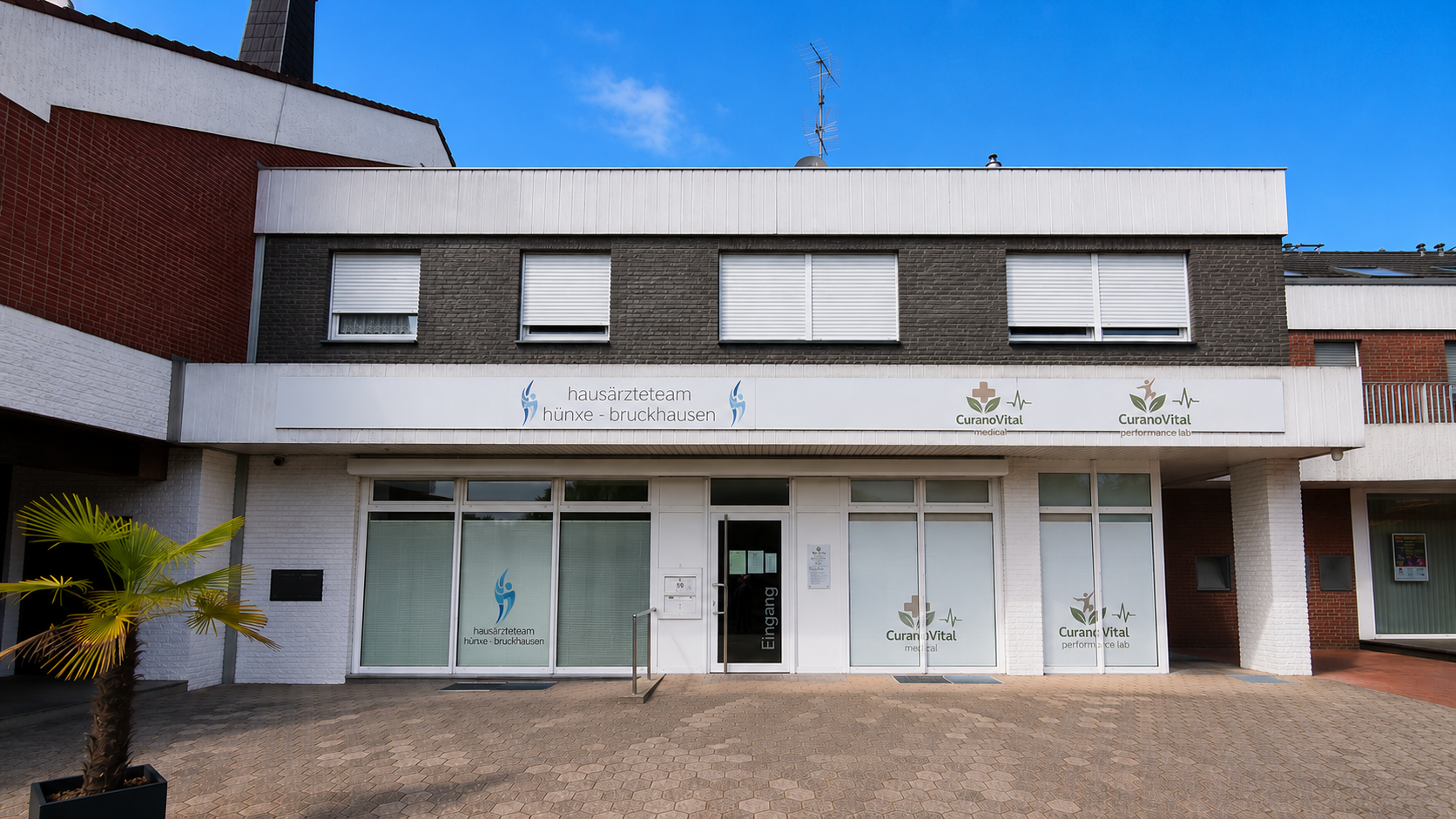 Außenansicht der CuranoVital Praxis in Hünxe-Bruckhausen